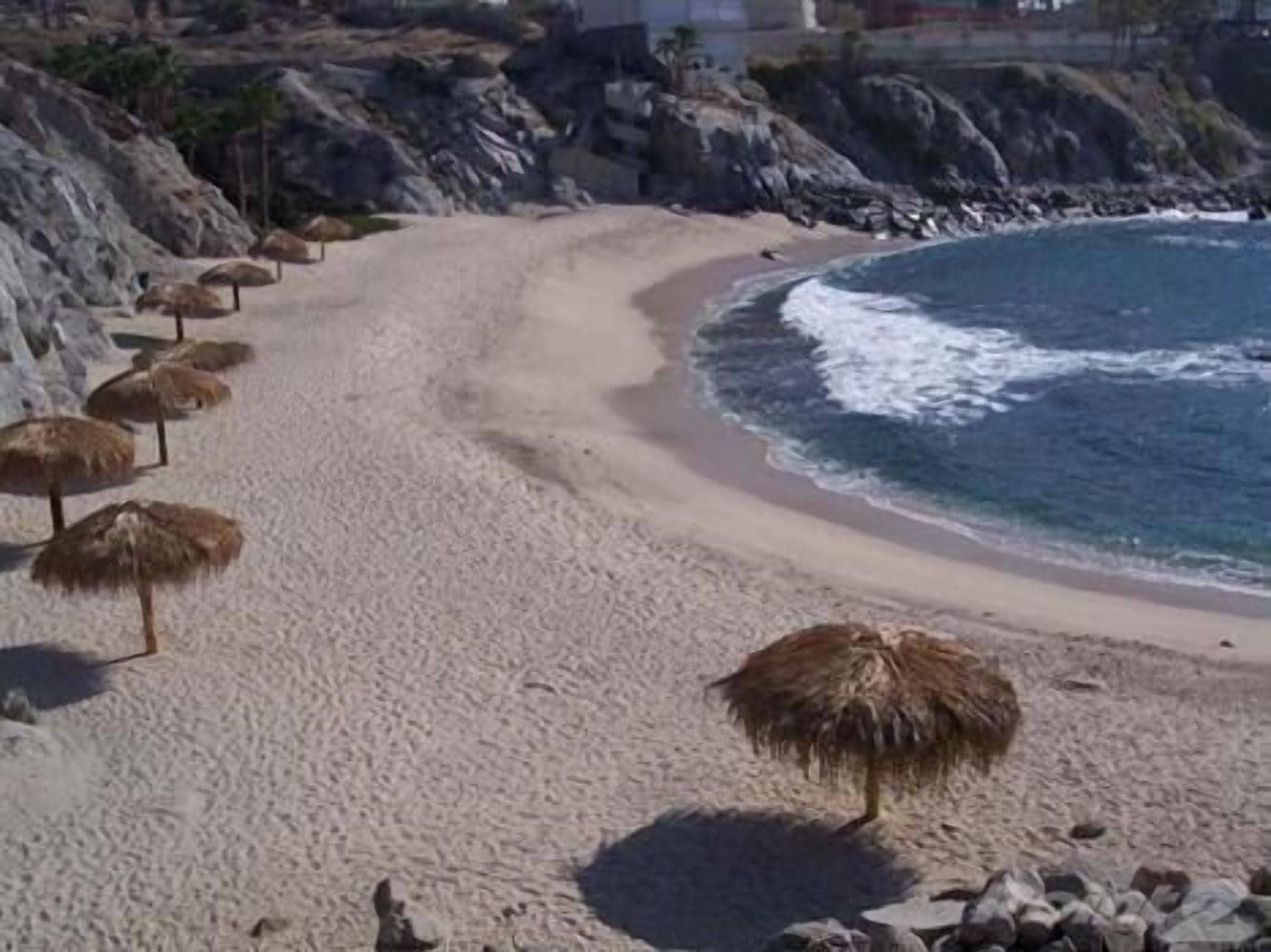 Beach nearby, sun-loungers, beach towels