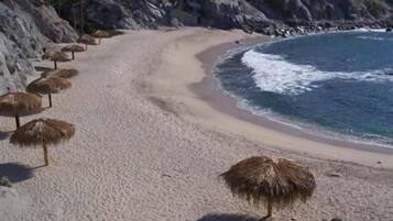Beach nearby, sun-loungers, beach towels