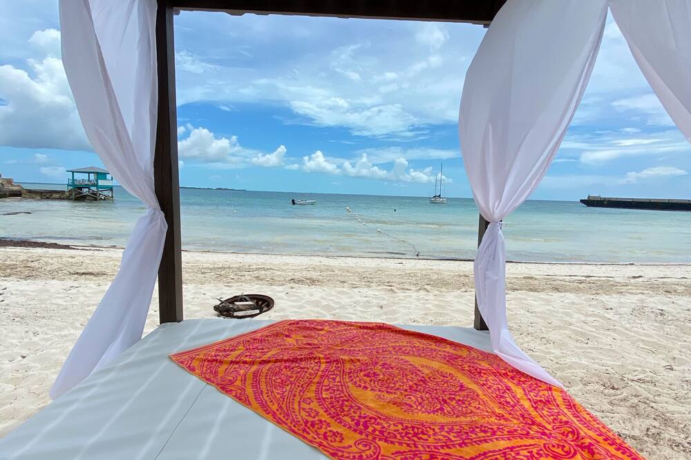 Coral Cove sleeps 2 adults 1 child FREE 4 seater golf cart and 1 kayak 1 sup