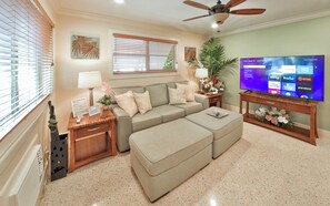 TV - Walk to GAY Wilton Drive, Pool, Queen Bed, Kitchen, Living Room, Patio, WiFi, #1 (Wilton Manors)