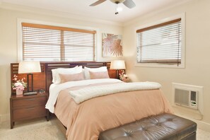 1 bedroom, iron/ironing board, free WiFi, bed sheets - Walk to GAY Wilton Drive, Pool, Queen Bed, Kitchen, Living Room, Patio, WiFi, #1 (Wilton Manors)