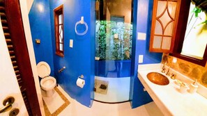 Duschwanne, Bidet, Handtücher