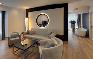 Suite | In-room safe, desk, blackout drapes, soundproofing
