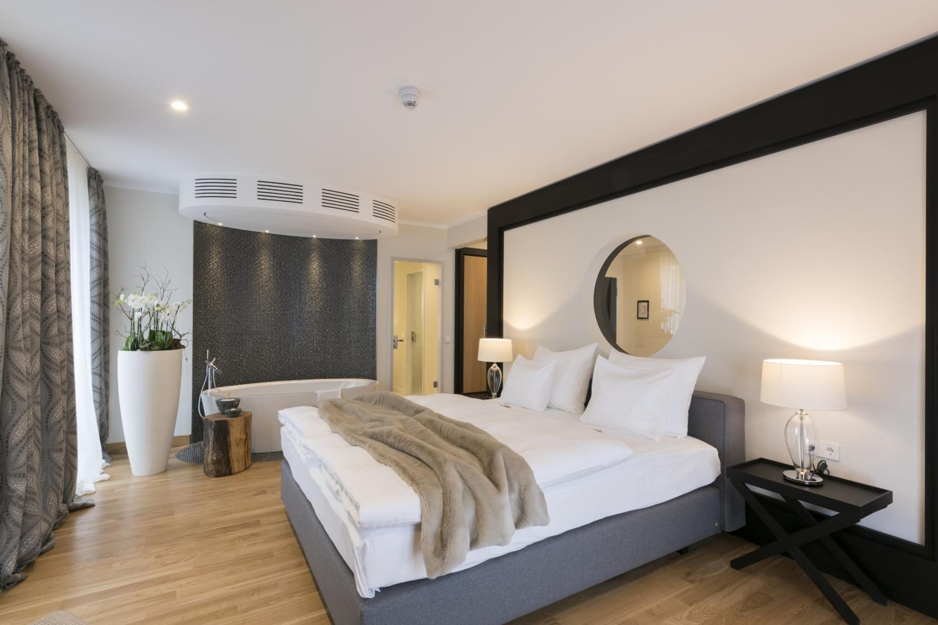 セーフティボックス (室内)、デスク、遮光カーテン、防音設備