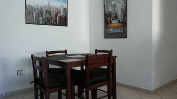 Comfort Apartment, 2 Bedrooms | In-room dining