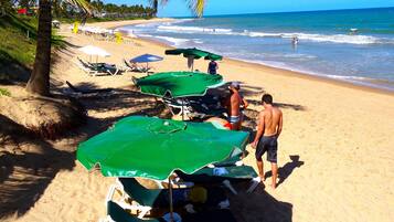 En la playa y camastros
