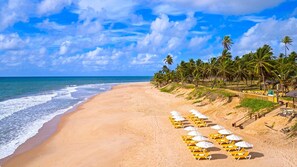 En la playa y camastros 