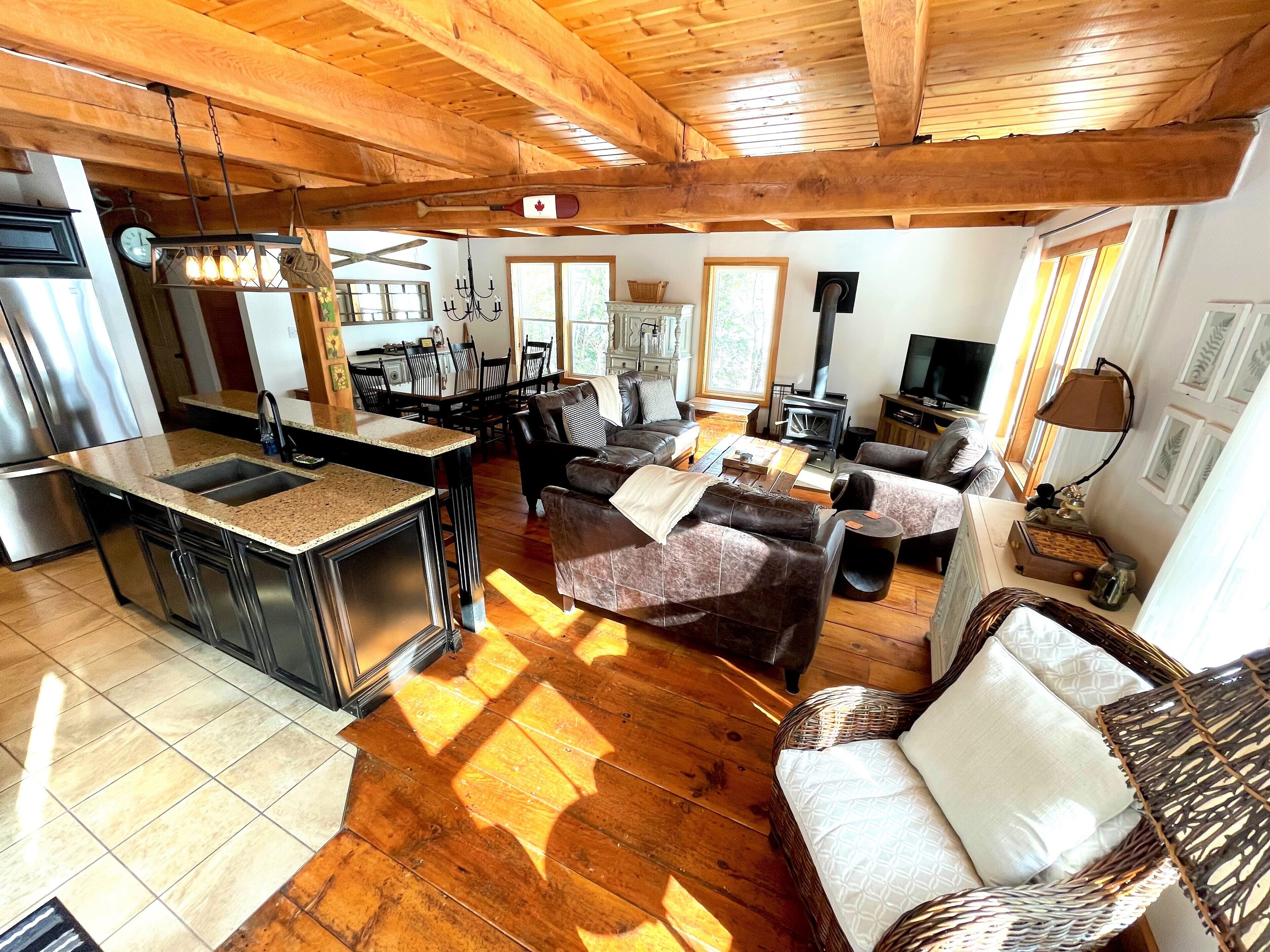 TV connectée, cheminée, Netflix, livres