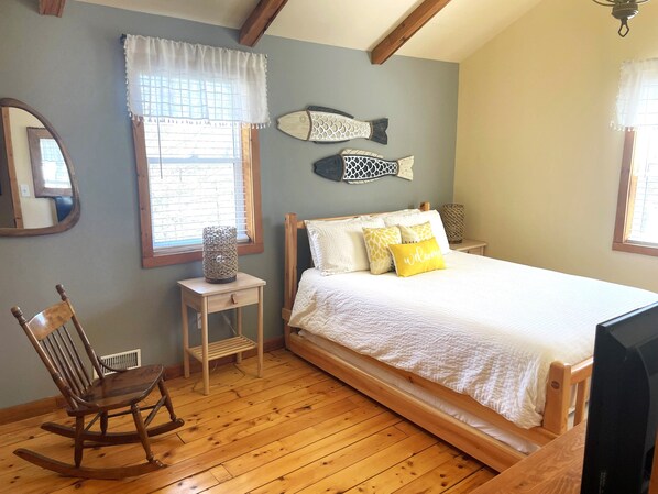 3 bedrooms, desk, iron/ironing board, travel cot