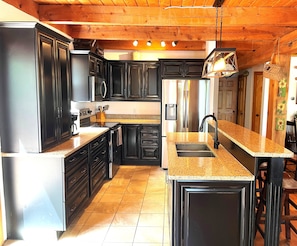 Kylskåp, mikrovågsugn, ugn och spishäll