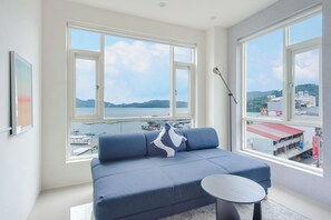 Cortinas blackout, wifi gratis y ropa de cama 