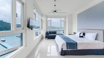 Deluxe tweepersoonskamer, uitzicht op meer | Verduisterende gordijnen, gratis wifi, beddengoed