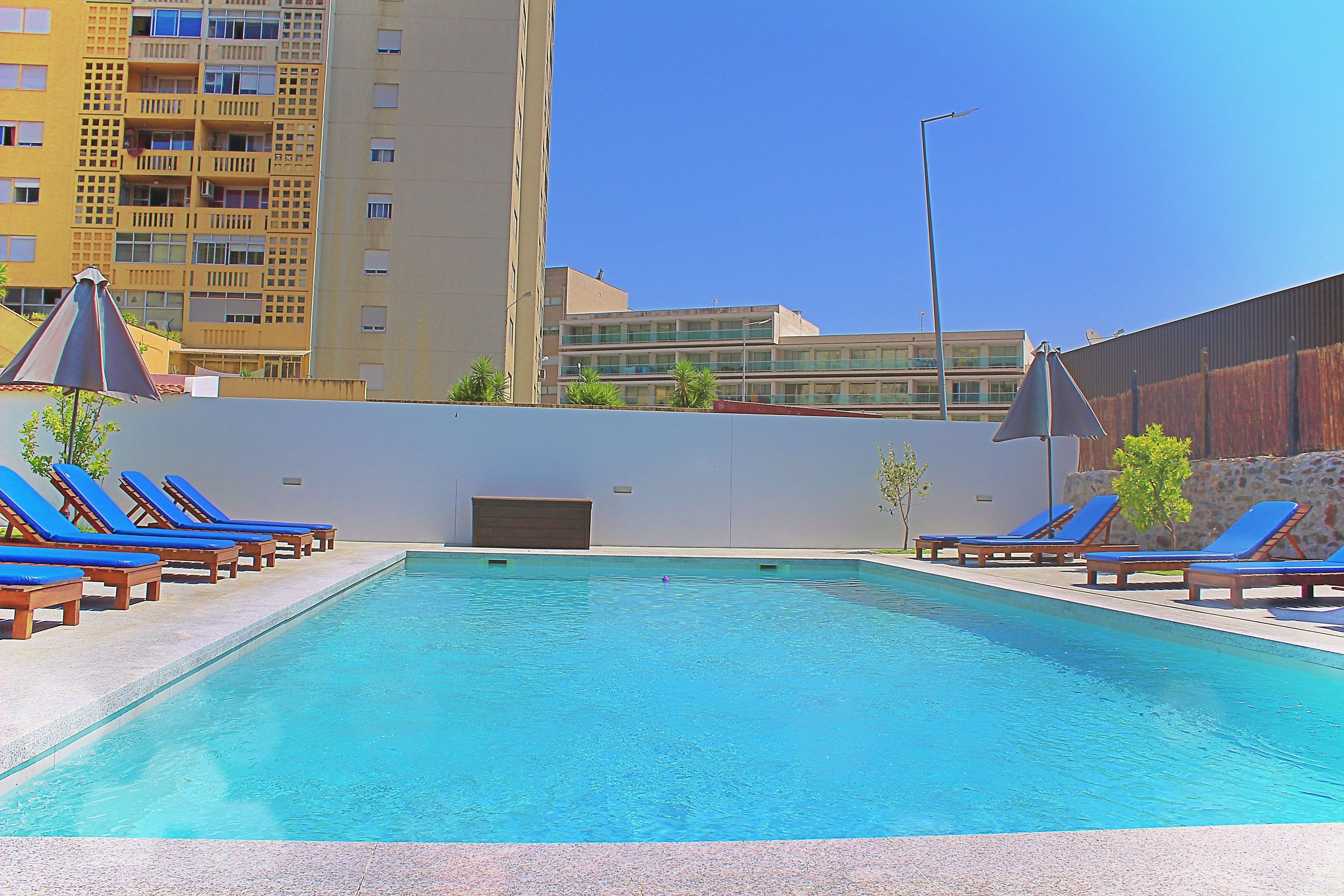 Piscine extérieure, chaises longues