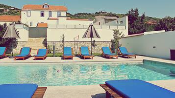 Piscine extérieure, chaises longues