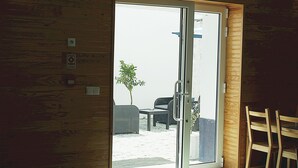A room with a sliding glass door leading to an outdoor patio area. - Casa do Salgueiral Douro (Peso da Régua)