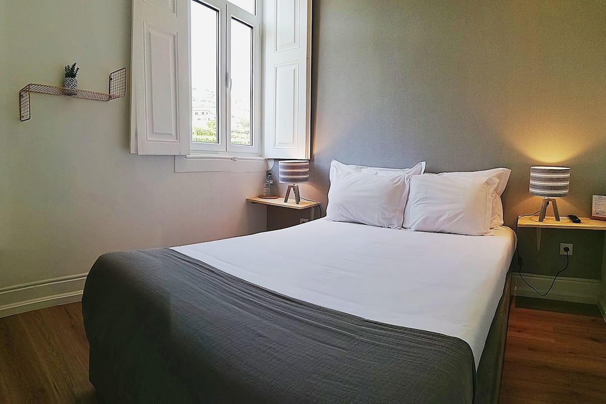 Desk, soundproofing, WiFi (free), bed sheets