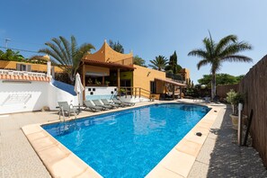 Outdoor pool, a heated pool - Private heated swimming pool. A/C in bedrooms. Barbecue. Free WIFI (Ingenio, Gran Canaria)
