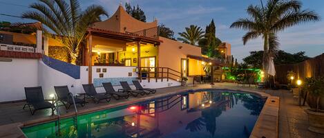 Una piscina al aire libre, una piscina climatizada