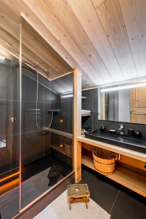 Dusche, Haartrockner, Handtücher, Toilettenpapier