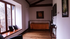 6 bedrooms, iron/ironing board, travel cot, free WiFi