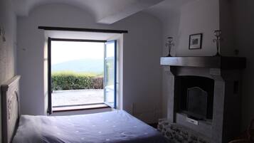 6 bedrooms, iron/ironing board, travel crib, free WiFi