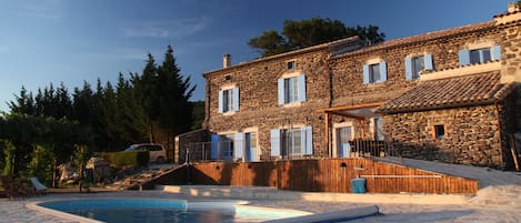 Een buitenzwembad, een verwarmd zwembad