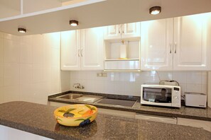 Fridge, microwave, oven, coffee/tea maker - Beachside studio Coronado (Marbella)