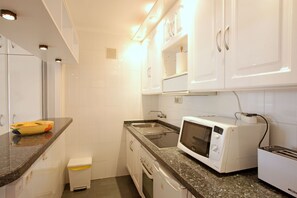 Réfrigérateur, four à micro-ondes, un four, cafetière-théière