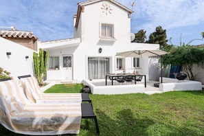 Outdoor dining - Casa Alejandro (Marbella)