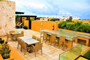 Bar en bord de piscine