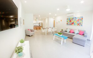 Departamento, 2 habitaciones | Área de sala de estar | Televisión de pantalla plana