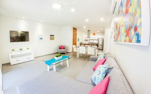 Appartamento, 2 camere da letto | Area soggiorno | TV a schermo piatto