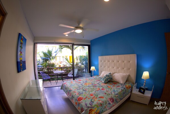 Appartement, 2 slaapkamers | 2 slaapkamers, een kluis op de kamer, een strijkplank/strijkijzer