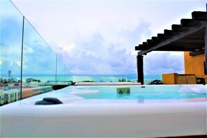 Outdoor spa tub - Lovely 2BR Condo in perfect neighborhood by Happy Address (Playa del Carmen)