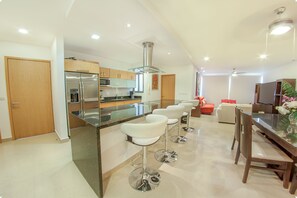 Departamento, 2 habitaciones | Cocina privada | Refrigerador, microondas, parrilla de estufa y utensilios de cocina 