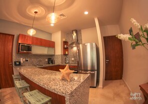 Appartement, 3 chambres | Cuisine privée | Réfrigérateur, micro-ondes, plaque de cuisson