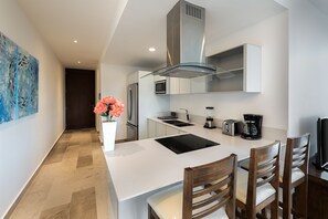 Departamento, 1 habitación | Cocina privada | Refrigerador, microondas, parrilla de estufa y utensilios de cocina 