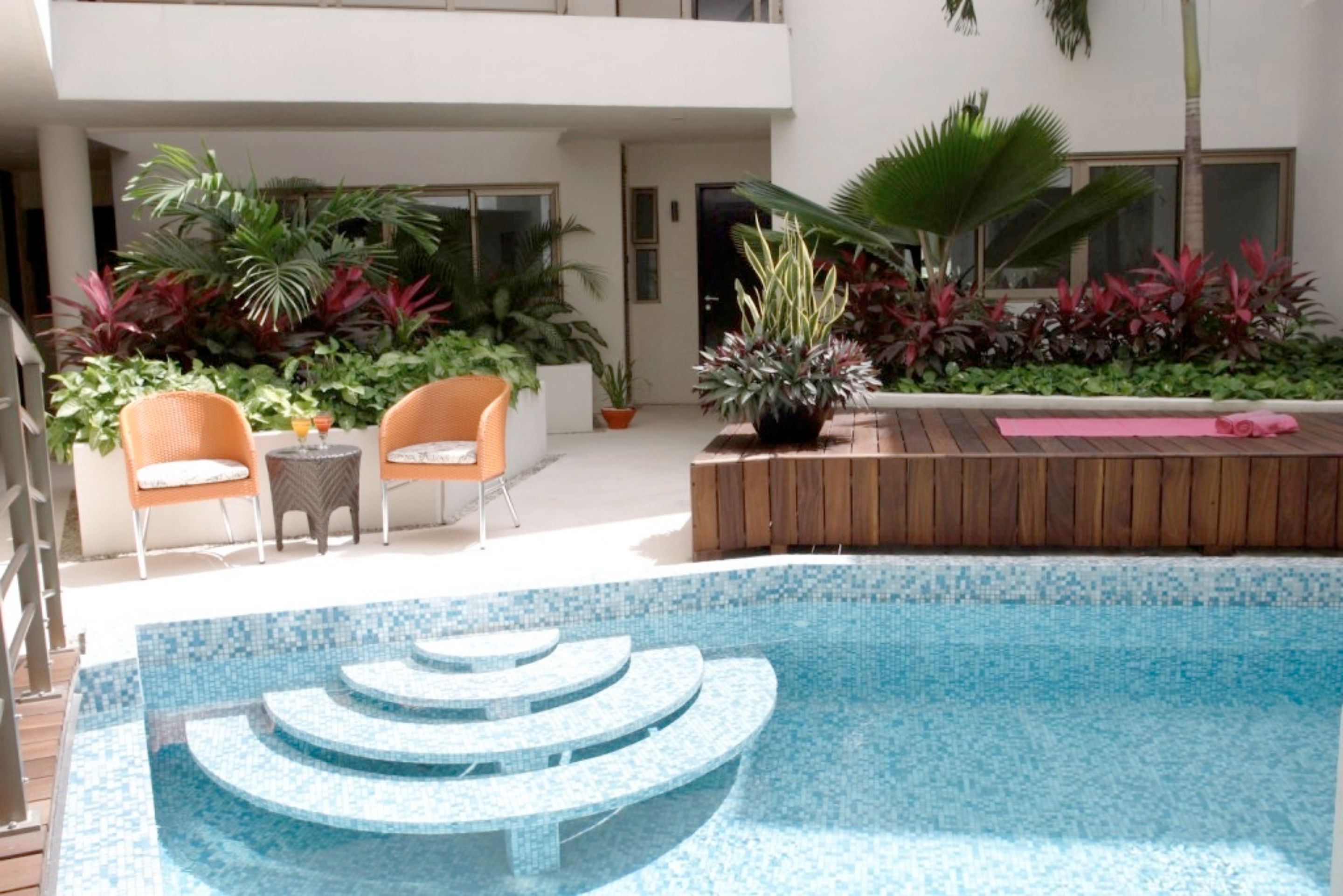 Una piscina techada, una piscina al aire libre