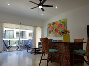 Appartement, 2 chambres | Aire de séjour | Téléviseur à écran plat