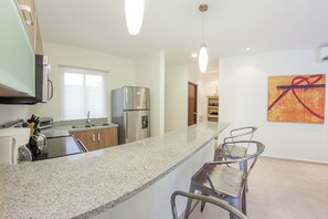 Departamento, 2 habitaciones | Cocina privada | Refrigerador, microondas, parrilla de estufa y cafetera y tetera 