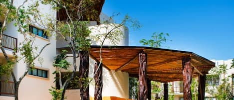 Una piscina al aire libre