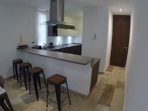 Departamento, 2 habitaciones | Cocina privada | Refrigerador, microondas, horno y parrilla de estufa 