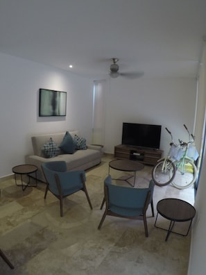 Apartamento, 2 quartos | Sala de estar | TV de tela plana