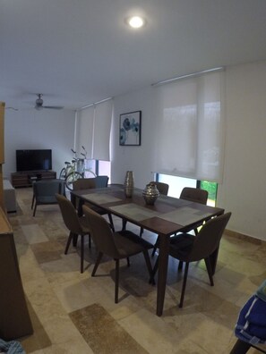 Departamento, 2 habitaciones | Sala de estar | Televisión de pantalla plana 