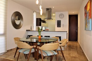 Apartment, 2 Schlafzimmer | Essbereich im Zimmer