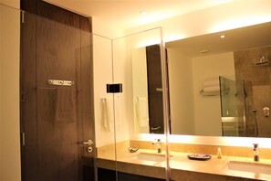 Appartement, 2 chambres | Salle de bain | Douche, articles de toilette gratuits, sèche-cheveux