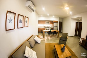 Appartement, 2 chambres | Aire de séjour | Téléviseur à écran plat