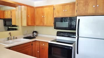 Standard Apartment, 2 Bedrooms, Non Smoking | Private kitchen | Full-size fridge, microwave, oven, stovetop