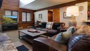 Televisión de pantalla plana, chimenea y estéreo 