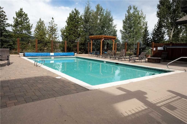 Utomhuspool och uppvärmd pool